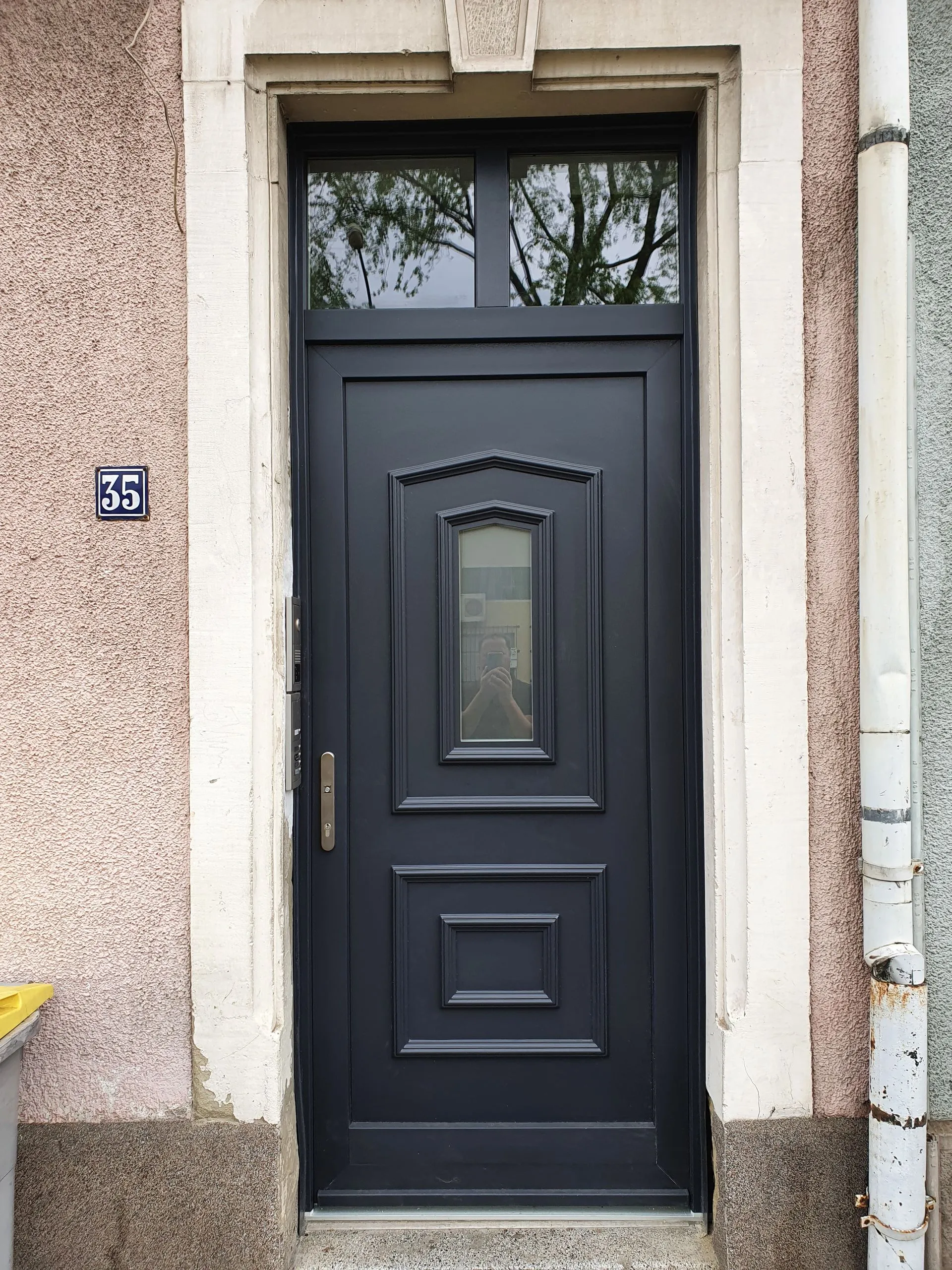 Porte d'entrée alsacienne posée par Techni Fermetures